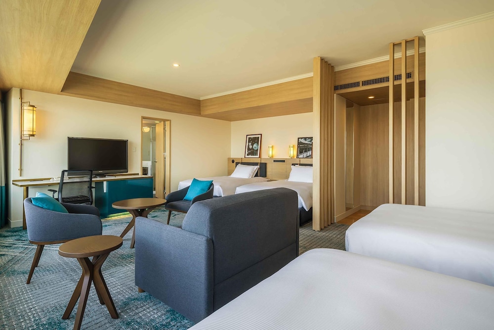 Family Premium Deluxe リビング エリア2 | ヒルトン福岡シーホーク