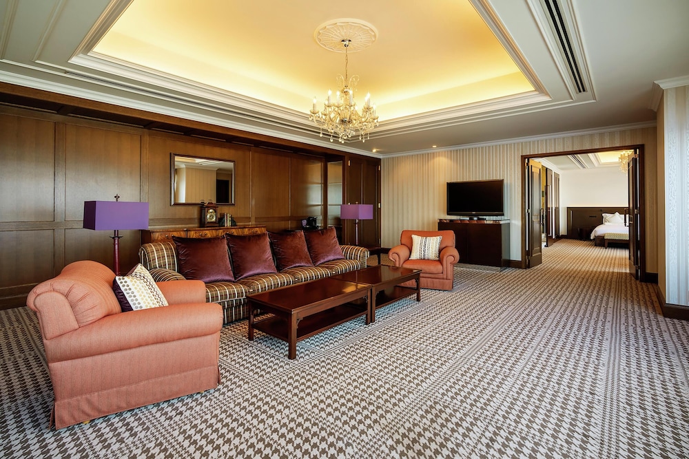 エグゼクティブ スイート キングベッド 1 台 リビング エリア2 | ヒルトン福岡シーホーク