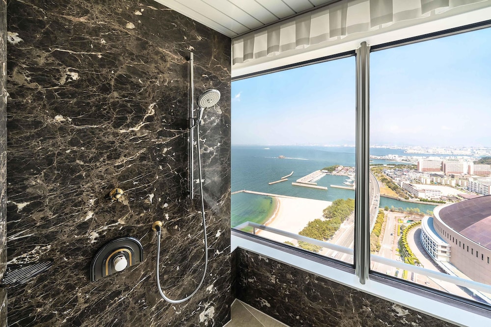 エグゼクティブツインスイート バスルームのシャワー0 | ヒルトン福岡シーホーク