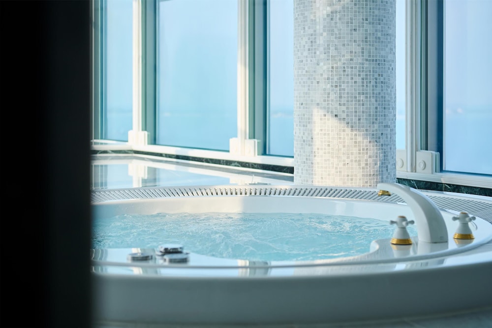 エグゼクティブ スイート (Panoramic, Bay View) バスルーム1 | ヒルトン福岡シーホーク