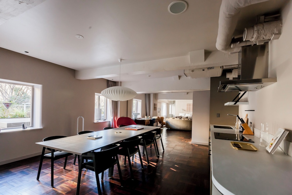 109㎡ 3階 テラススイート レイトアウトサービス (11:00) 禁煙 リビング エリア0 | ザ ノット 東京新宿