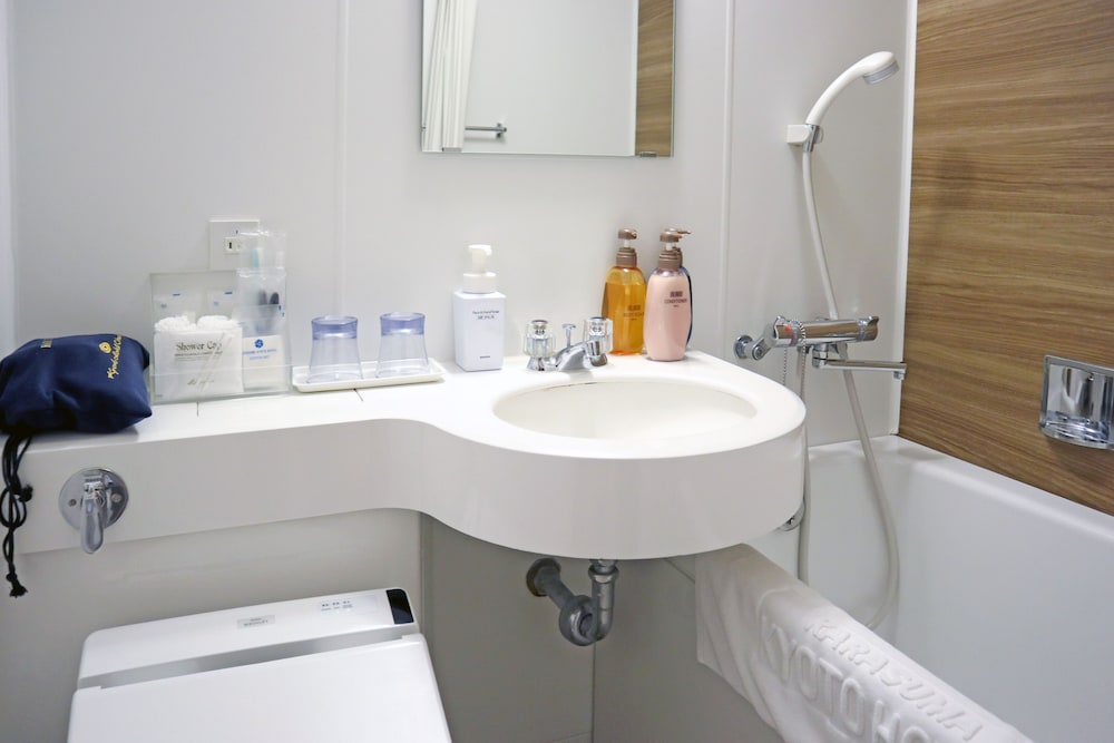 スーペリア トリプルルーム 禁煙 バスルーム0 | からすま京都ホテル