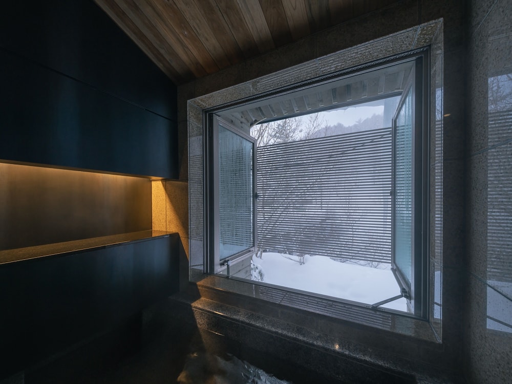 半露天温泉4ベッドスイート バスルーム0 | 小樽リトリート 蔵群 by 温故知新