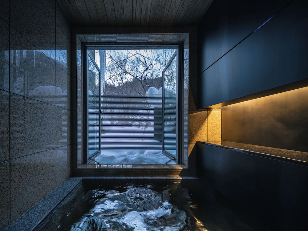 半露天温泉和洋スイート バスルーム0 | 小樽リトリート 蔵群 by 温故知新