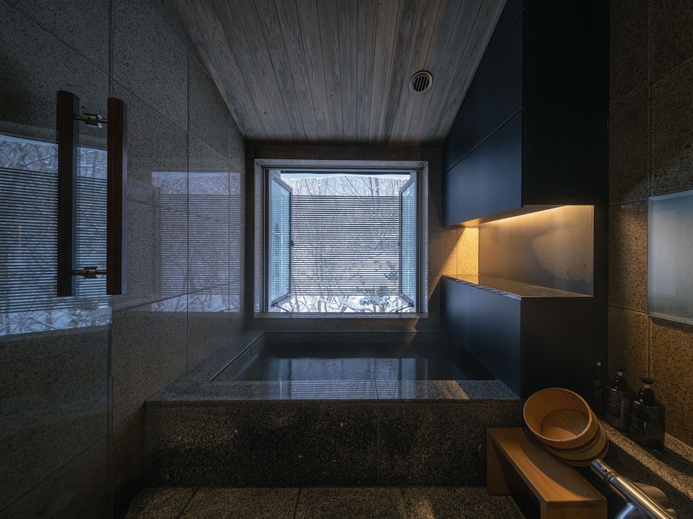 半露天温泉スイート バスルーム0 | 小樽リトリート 蔵群 by 温故知新