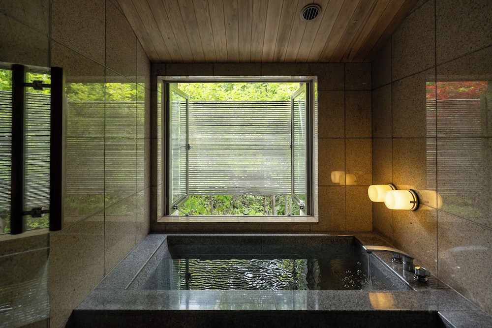 スイート 専用バスルーム 中 2 階 バスルーム0 | 小樽旅亭 藏群