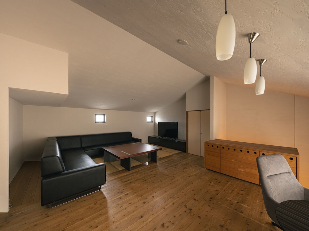 半露天温泉スイート リビング エリア1 | 小樽リトリート 蔵群 by 温故知新