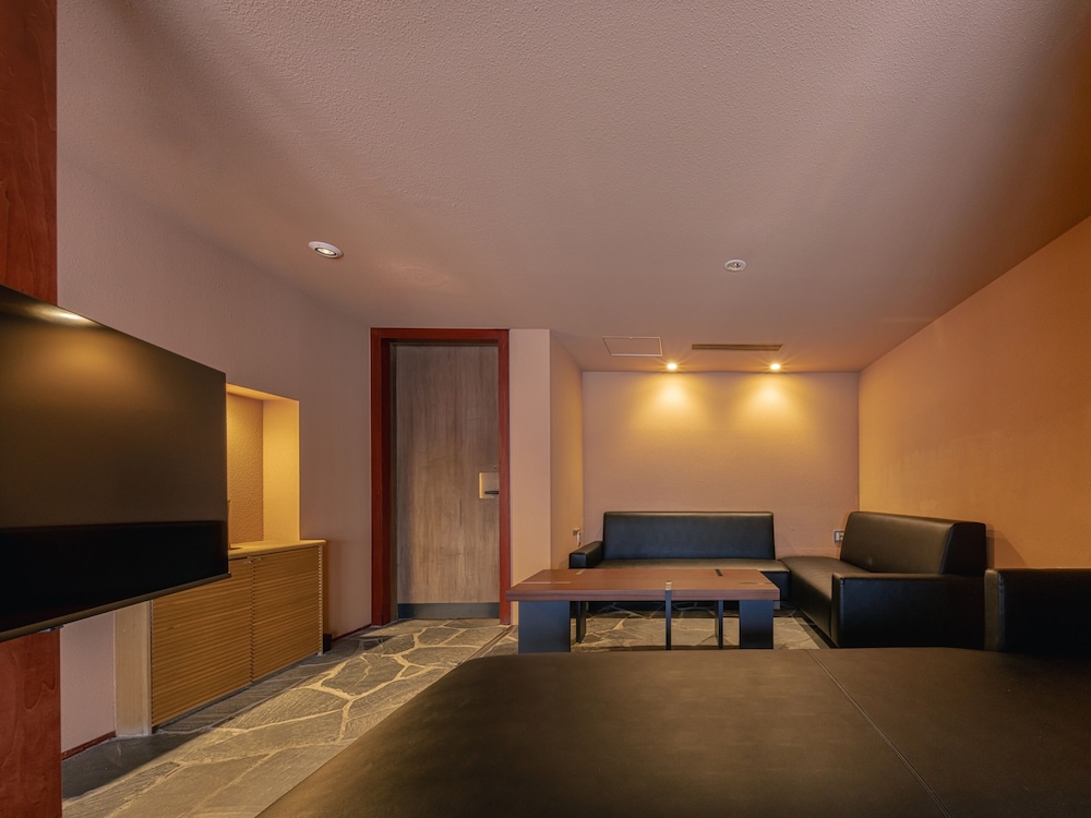 半露天温泉ジュニアスイート リビング エリア0 | 小樽リトリート 蔵群 by 温故知新