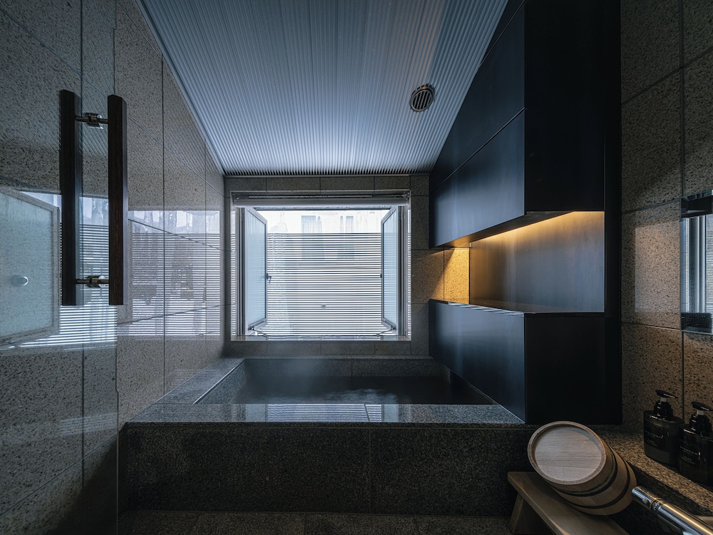 半露天温泉メゾネット和洋室 バスルーム1 | 小樽リトリート 蔵群 by 温故知新