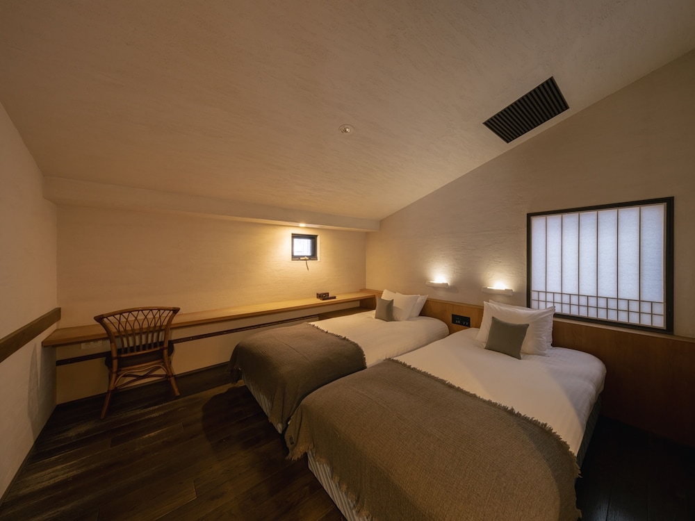 半露天温泉4ベッドスイート 客室2 | 小樽リトリート 蔵群 by 温故知新