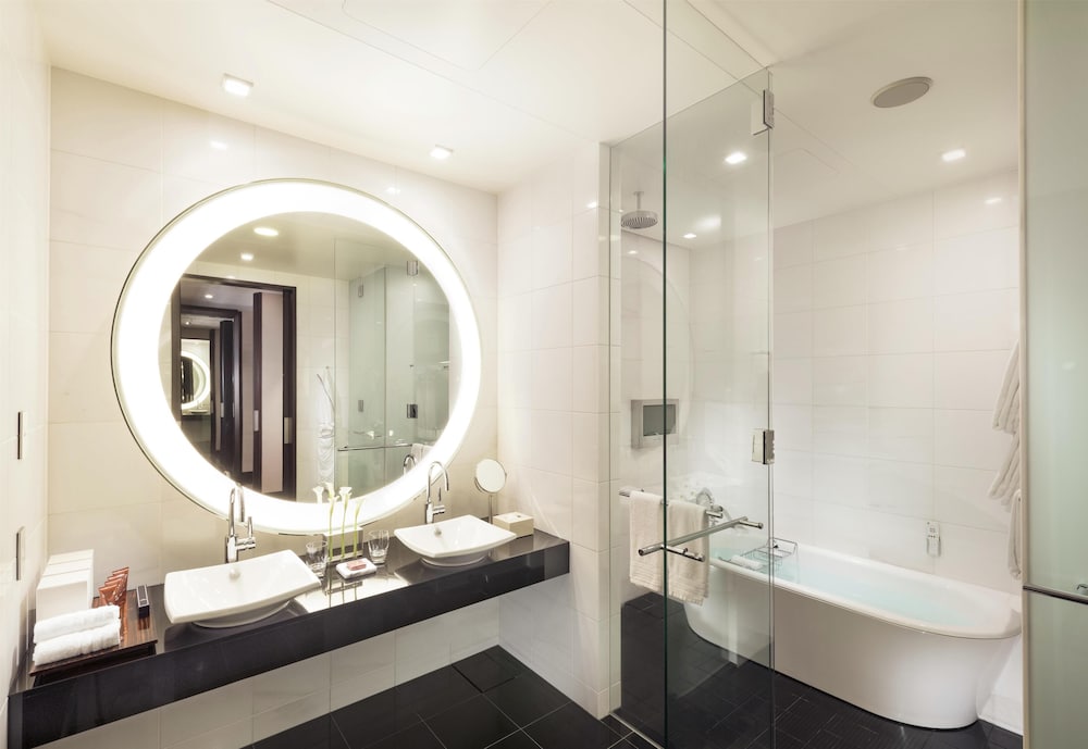 スイート シングルベッド 2 台 シティビュー バスルーム2 | コンラッド東京