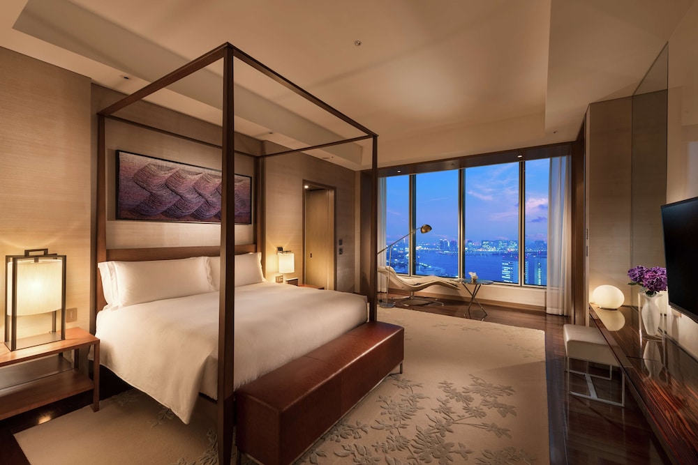 ロイヤル スイート キングベッド 1 台 客室2 | コンラッド東京