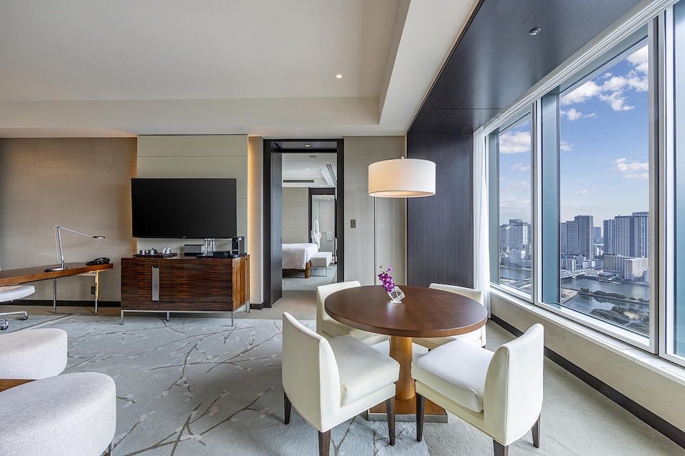 ルーム リビング エリア1 | コンラッド東京