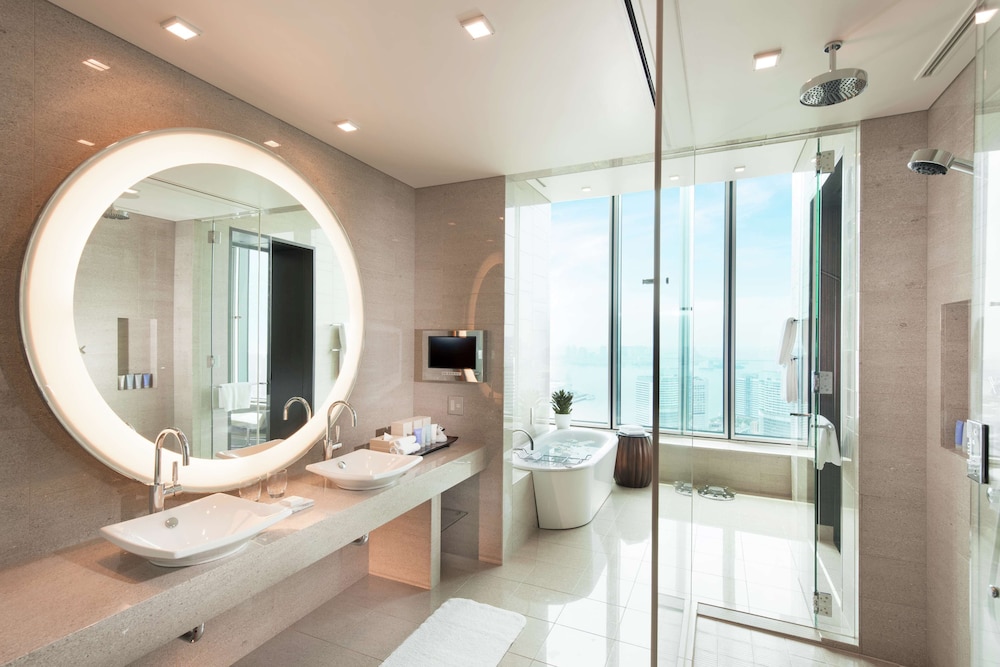 デラックス スイート キングベッド 1 台 ベイビュー バスルーム1 | コンラッド東京