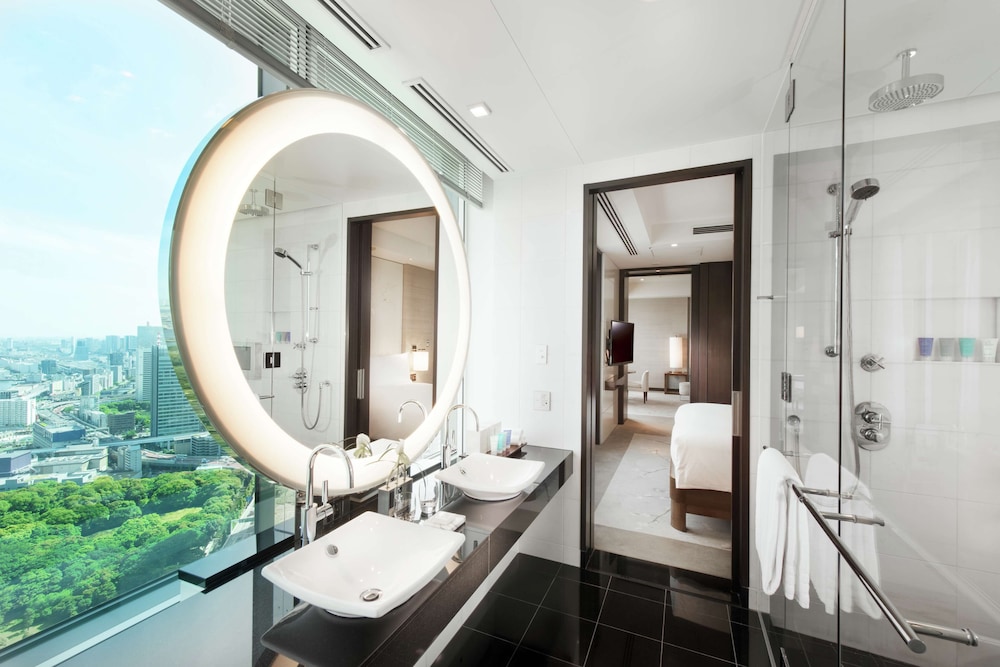 スイート キングベッド 1 台 ベイビュー コーナー バスルーム1 | コンラッド東京