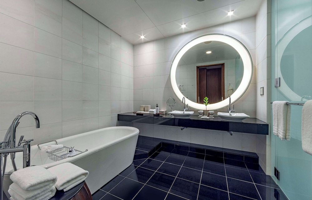 デラックス スイート 2 ベッドルーム バスルーム1 | コンラッド東京