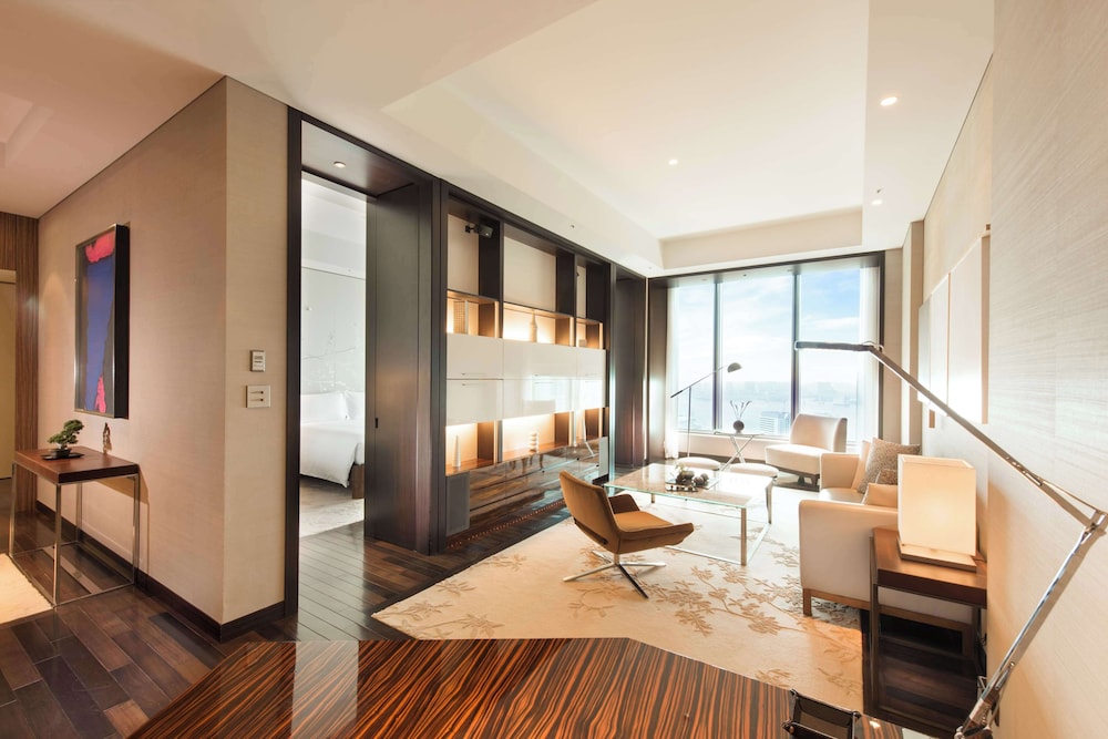 デラックス スイート キングベッド 1 台 ベイビュー | コンラッド東京