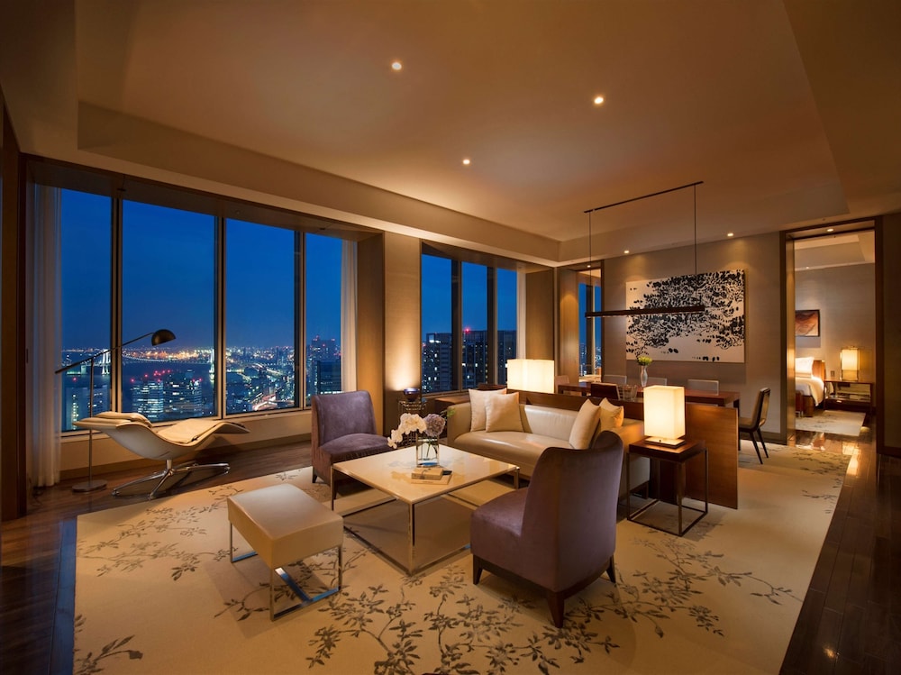 ロイヤル スイート キングベッド 1 台 リビング エリア1 | コンラッド東京