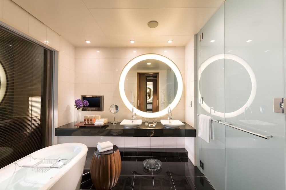 ルーム キングベッド 1 台 シティビュー バスルーム1 | コンラッド東京