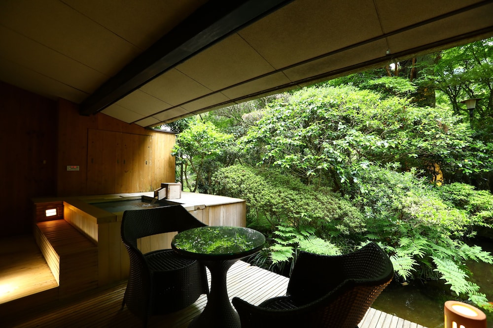 本館露天風呂付客室 和室2間露天風呂付 12畳+4.5畳（50平米） 客室3 | 海石榴 (つばき)