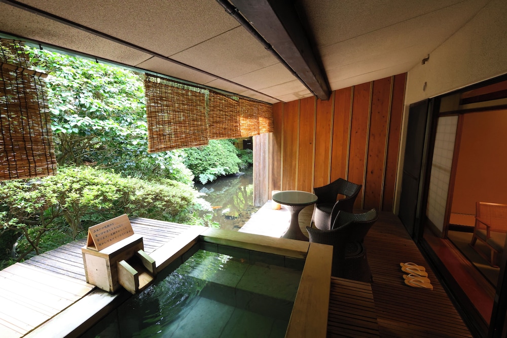 本館露天風呂付客室 和室2間露天風呂付 12畳+4.5畳（50平米） バスルーム0 | 海石榴 (つばき)