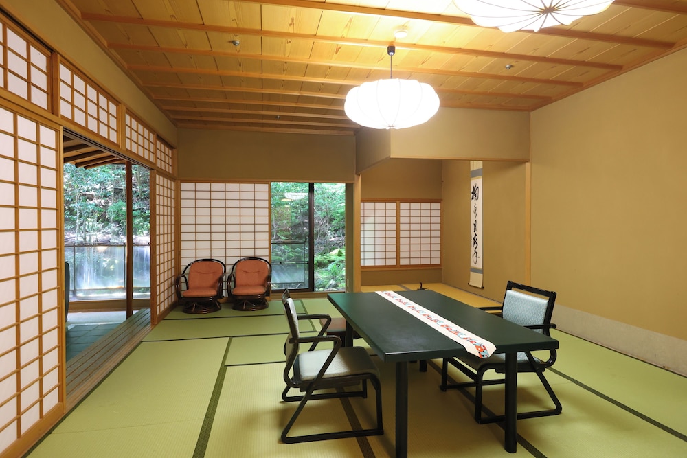 迎賓館　古金襴 Kokinran (内風呂のみ） | 海石榴 (つばき)