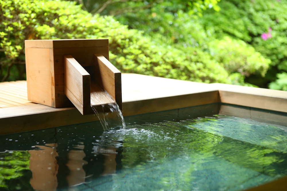 本館露天風呂付客室 和室2間露天風呂付 12畳+4.5畳（50平米） | 海石榴 (つばき)