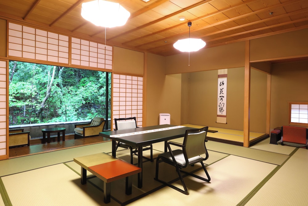 迎賓館　光源氏 Hikarugenji (内風呂のみ) 客室3 | 海石榴 (つばき)
