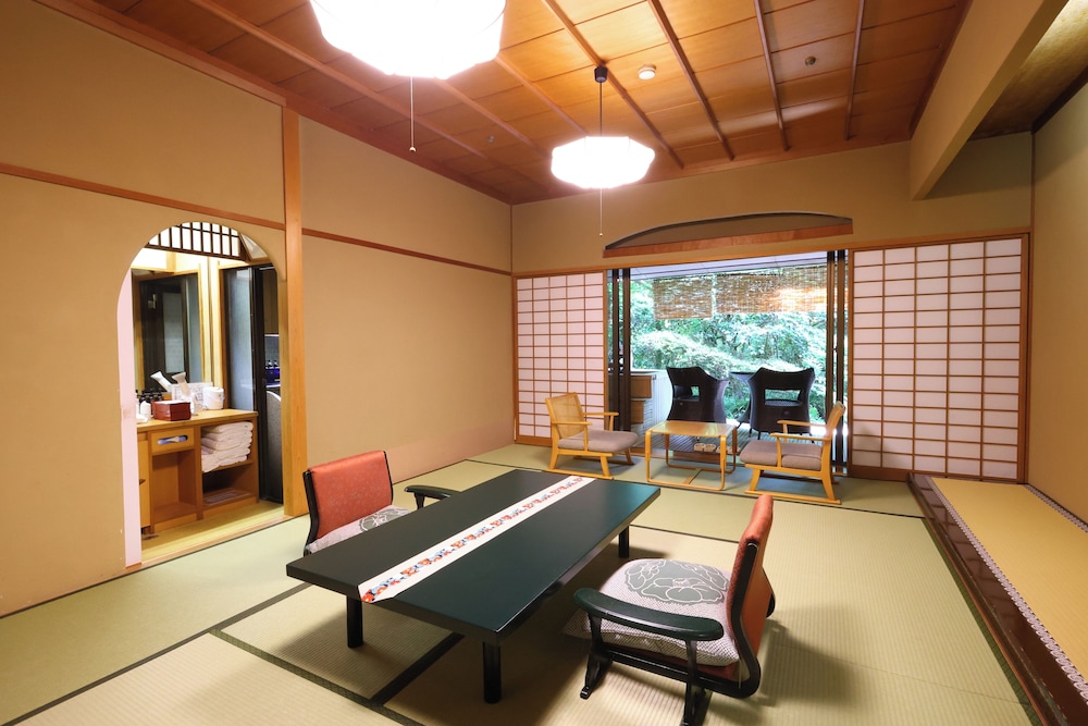 本館露天風呂付客室 和室2間露天風呂付 12畳+4.5畳（50平米） 客室1 | 海石榴 (つばき)