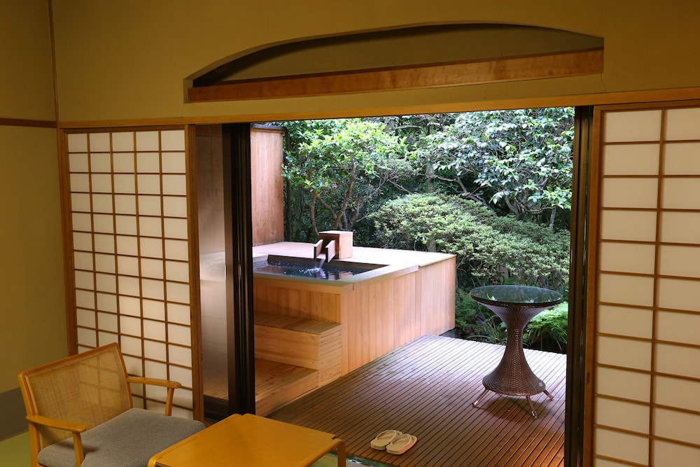 本館露天風呂付客室 和室2間露天風呂付 12畳+4.5畳（50平米） 客室2 | 海石榴 (つばき)