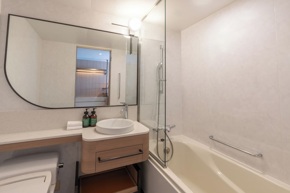 プレミアム ルーム シングルベッド 2 台 バリアフリー シティビュー (Club Lounge Access) バスルーム0 | ANAクラウンプラザホテル岡山 by IHG