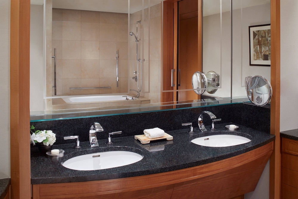 ルーム ダブルベッド 2 台 バスルーム1 | ザ・リッツ・カールトン東京