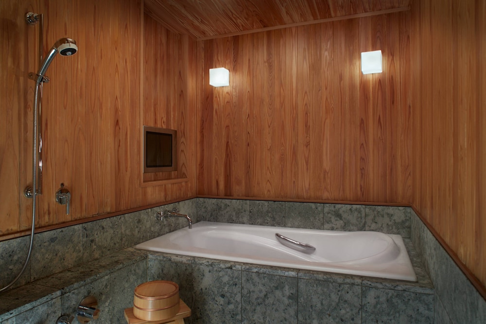 クラブ スイート ダブルベッド 2 台 バスルーム0 | ザ・リッツ・カールトン東京