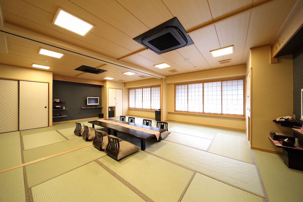 ファミリー ルーム 共用バスルーム 客室1 | 松井本館