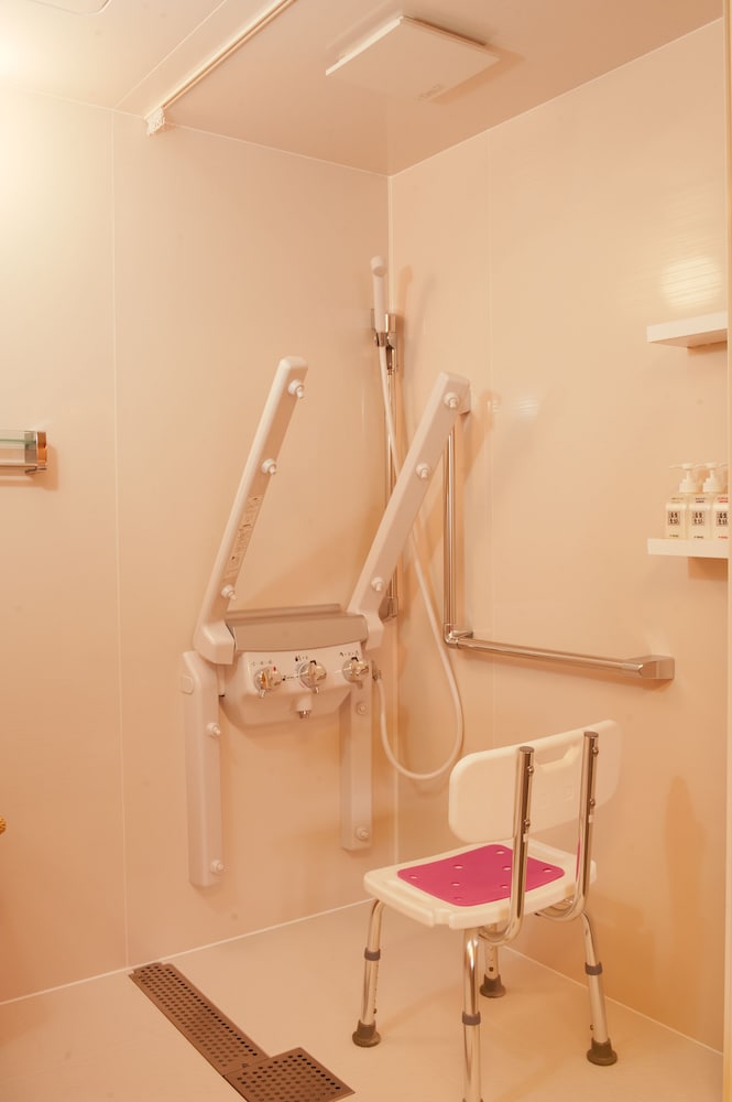 バリアフリールーム 洋室 2名利用 シャワー・トイレ付（バスタブなし） バスルームのシャワー0 | 松井本館