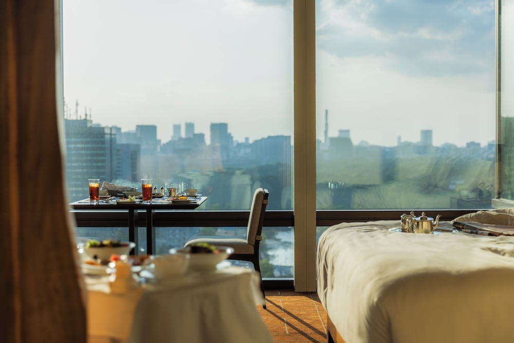 グランド ルーム キングベッド 1 台 (Premier Garden Room) 客室3 | ザ・ペニンシュラ東京