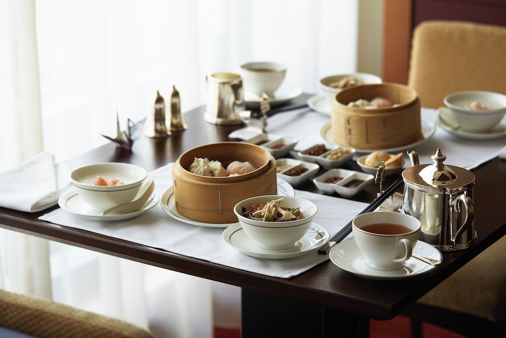 プレミア ルーム シングルベッド 2 台 客室内のダイニングエリア1 | ザ・ペニンシュラ東京