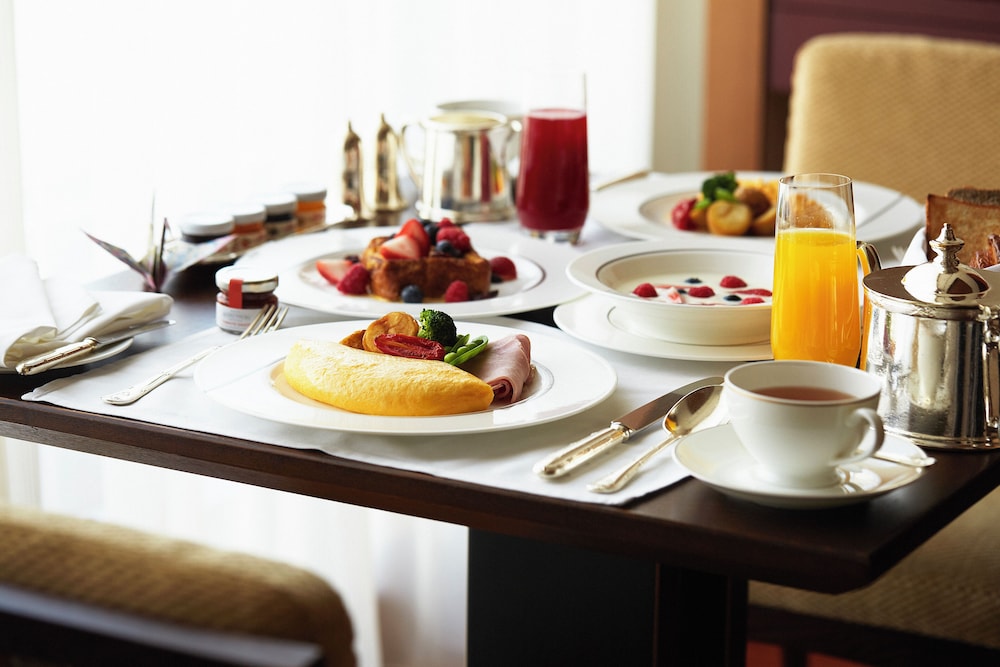 プレミア ルーム シングルベッド 2 台 客室内のダイニングエリア2 | ザ・ペニンシュラ東京