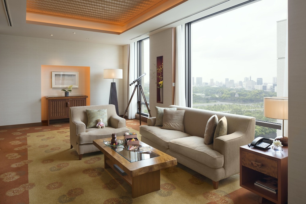 スイート キングベッド 1 台 (Marunouchi) リビング エリア0 | ザ・ペニンシュラ東京