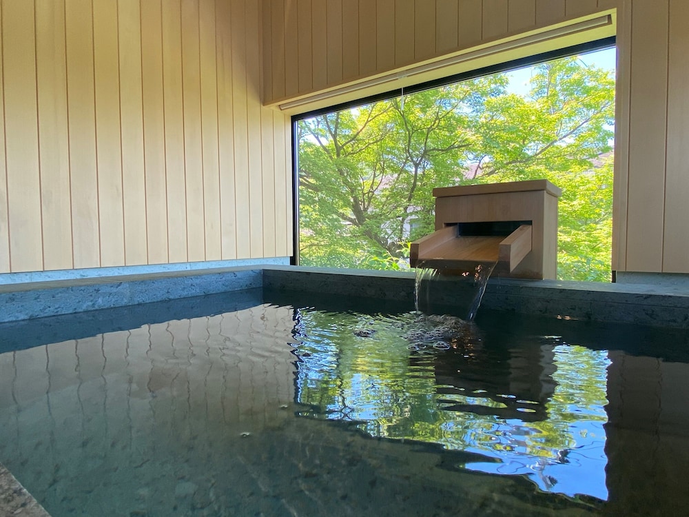 ラグジュアリー スイート 2 ベッドルーム 禁煙 専用バスルーム | 有馬温泉 高山荘 華野 –大人限定