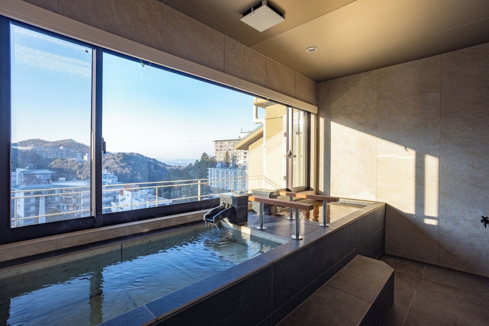 プレミアム スイート 専用バスルーム マウンテンビュー バスルーム0 | 有馬温泉 高山荘 華野 –大人限定