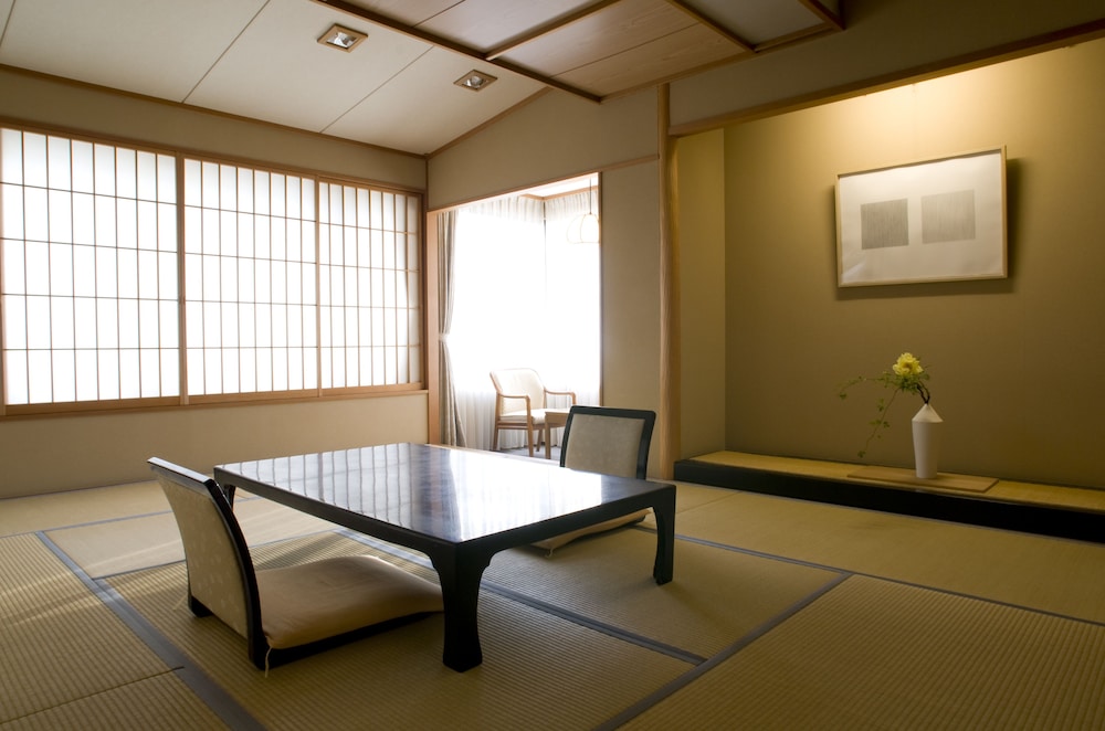 華野館 和室10畳 (禁煙) リビング エリア0 | 有馬温泉 高山荘 華野 –大人限定