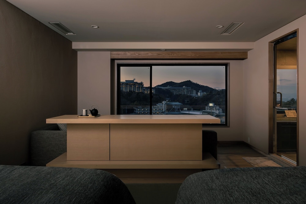 プレミアム スイート 専用バスルーム マウンテンビュー 客室1 | 有馬温泉 高山荘 華野 –大人限定