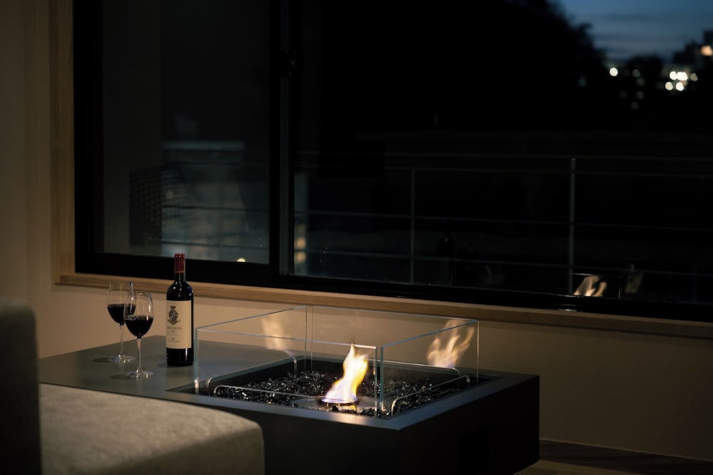 プレミアム スイート 専用バスルーム マウンテンビュー リビング エリア1 | 有馬温泉 高山荘 華野 –大人限定