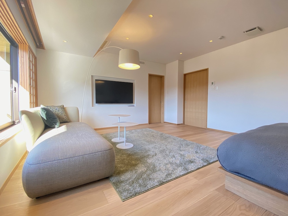 ジュニア スイート 禁煙 専用バスルーム リビング エリア0 | 有馬温泉 高山荘 華野 –大人限定