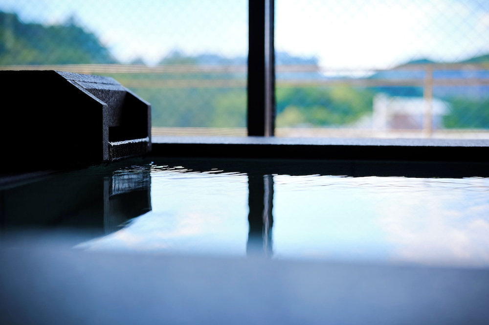 エグゼクティブ スイート 専用バスルーム マウンテンビュー バスルーム1 | 有馬温泉 高山荘 華野 –大人限定