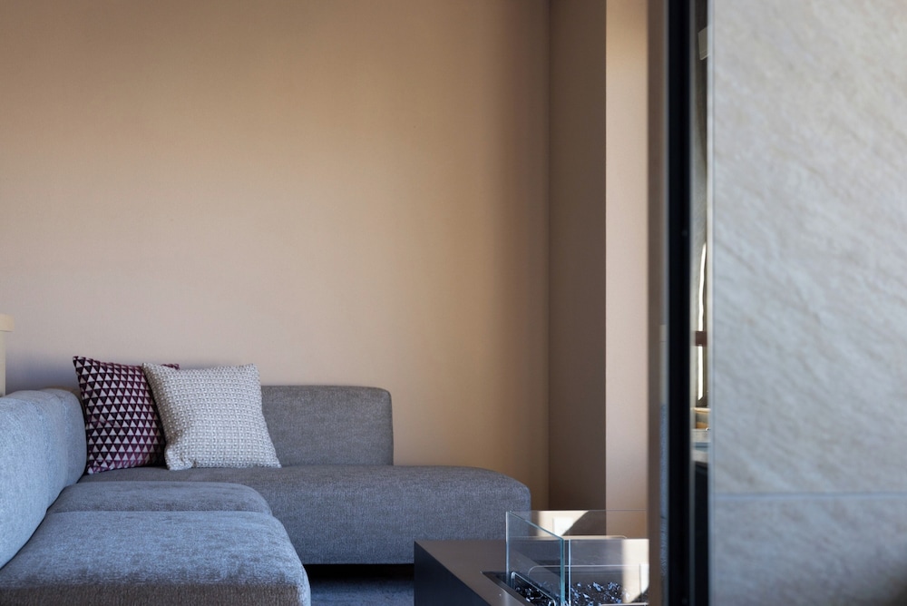 プレミアム スイート 専用バスルーム マウンテンビュー リビング エリア0 | 有馬温泉 高山荘 華野 –大人限定