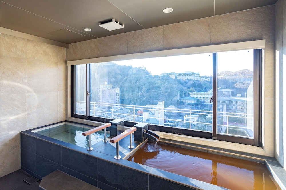 プレミアム スイート 専用バスルーム マウンテンビュー バスルーム1 | 有馬温泉 高山荘 華野 –大人限定