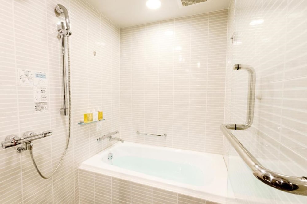 エグゼクティブ デラックス コーナールーム トリプル 禁煙(27㎡, ベッド3台） バスルーム2 | ホテルブライトンシティ大阪北浜