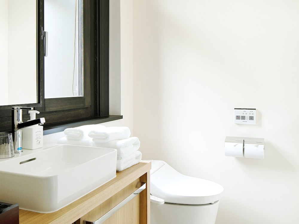 Moderate Hollywood Twin with Private Bathroom in the Historic Bldg バスルーム0 | HakoBA 函館 by THE SHARE HOTELS